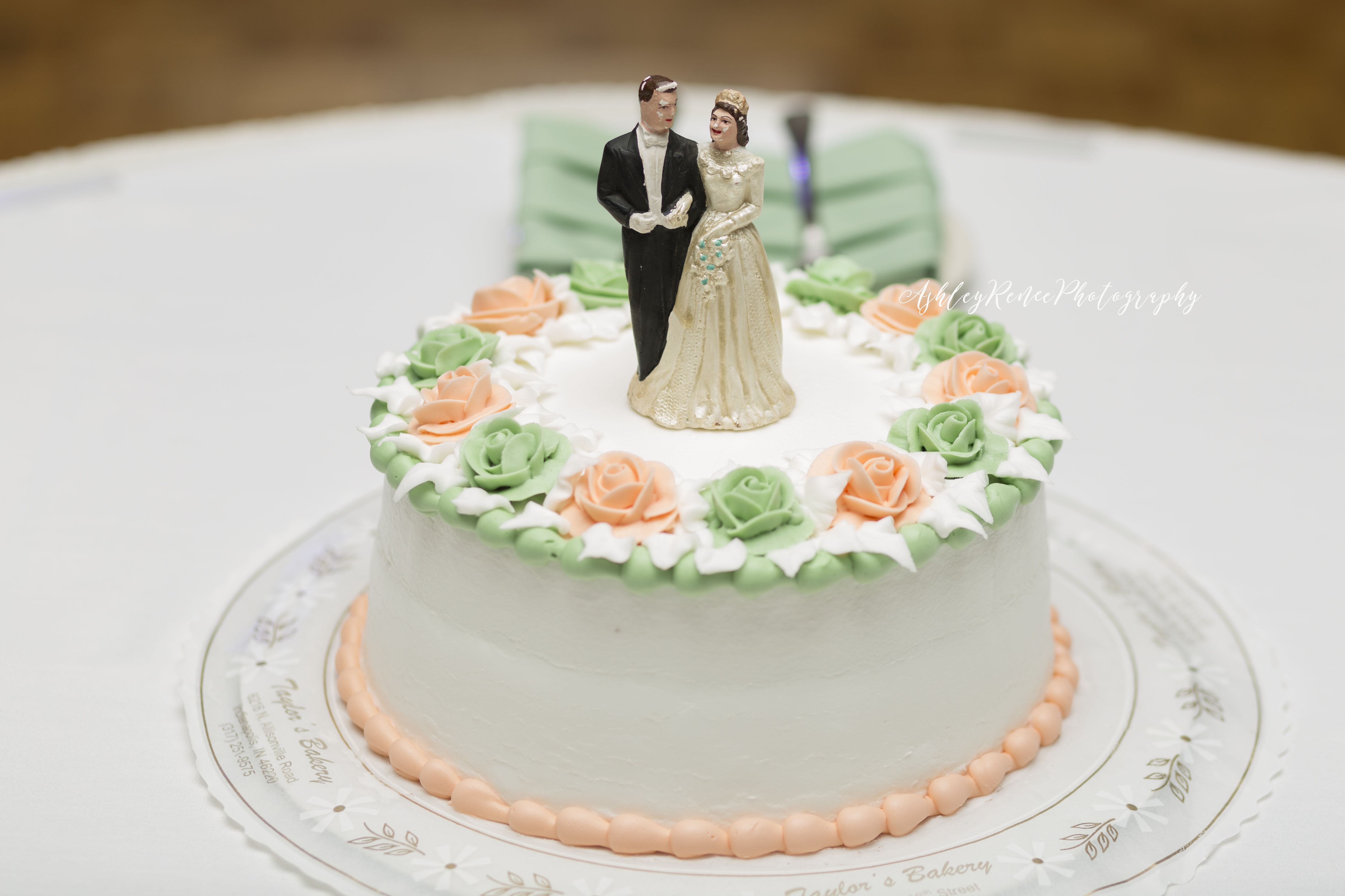 TheWillowsOnWestfieldweddingAshleyReneePhotography-weddingcake
