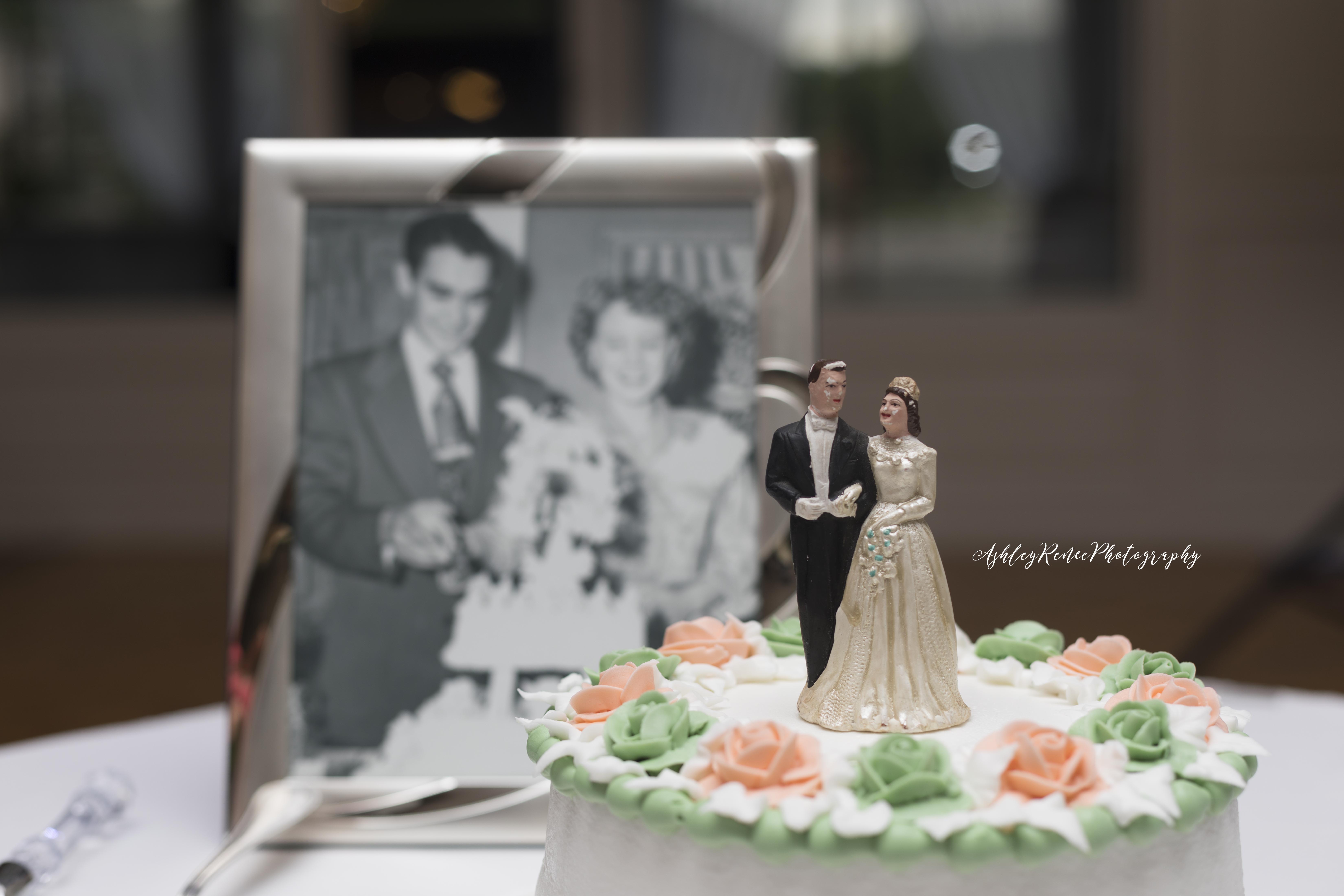 TheWillowsOnWestfieldweddingAshleyReneePhotography-weddingcake